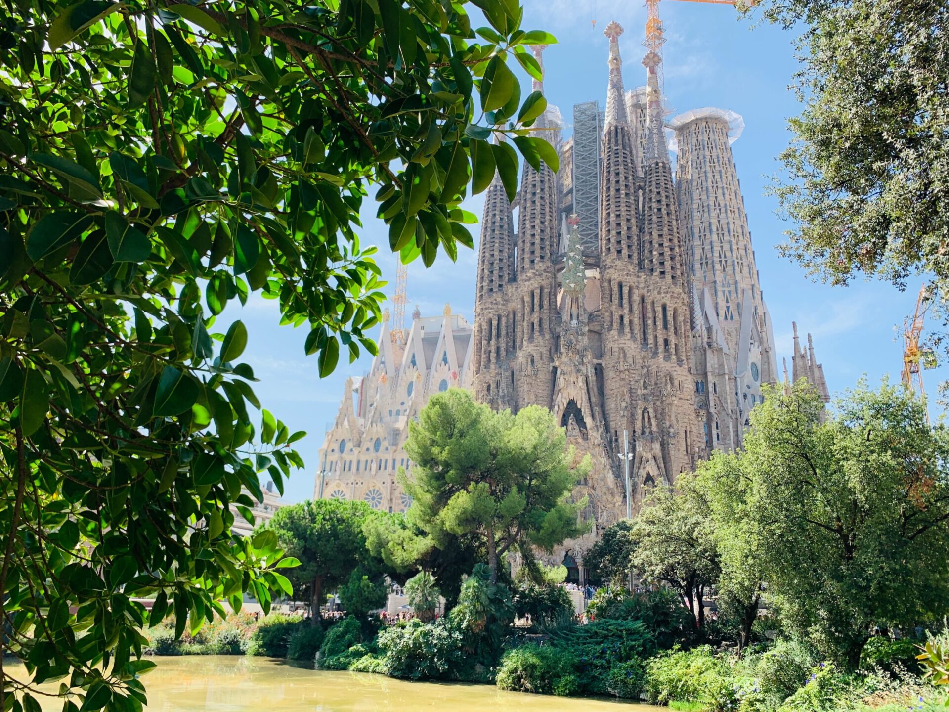 Sagrada Familia and Pedrera with Glass of Cava and Tapa
